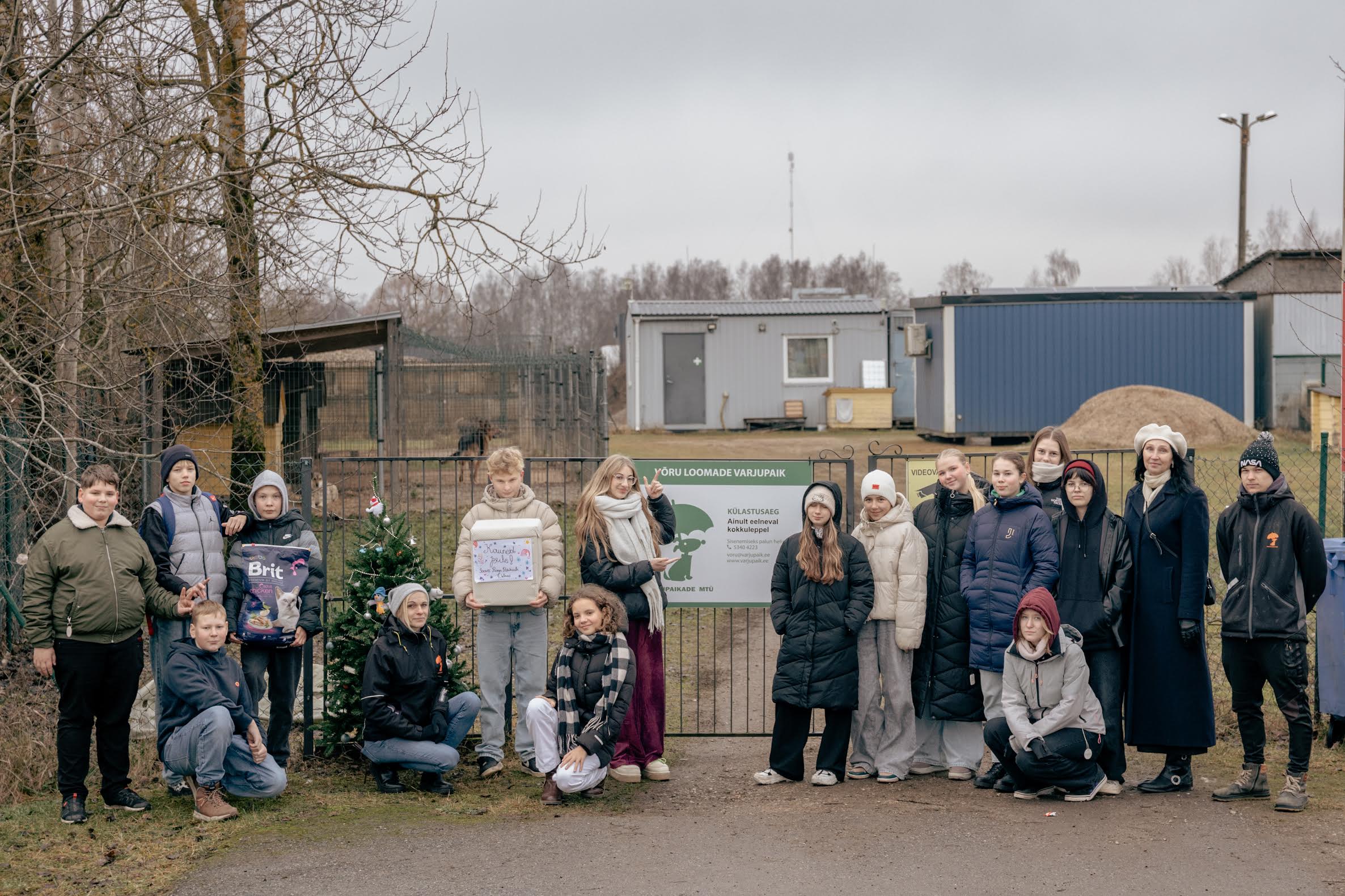 Puiga kooli lapsed soovisid oma annetusega järgmist: „Soovime, et varjupaigas oleks vähem loomi, kuid et need, kes siin on, oleksid õnnelikud!” Fotol õpilased koos klassijuhataja ning Võru varjupaiga juhataja Relika Rehemetsa ja heaoluspetsialisti Mattias Humaga. FOTO: Aigar Nagel
